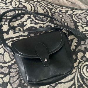 Gorgeous Urban Outfitters black leather crossbody🖤